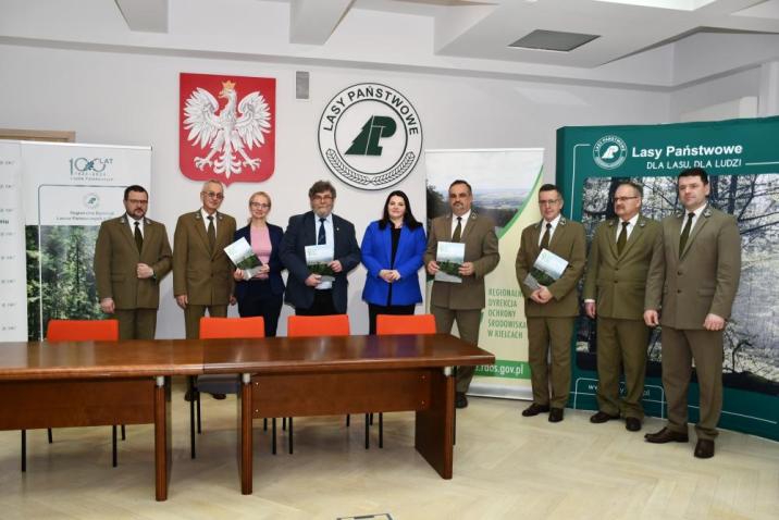 Uczestnicy&#x20;uroczystości&#x20;podpisania&#x20;zarządzeń&#x20;o&#x20;nowych&#x20;rezerwatach&#x20;przyrody&#x2c;&#x20;fot&#x2e;&#x20;E&#x2e;&#x20;Nowicka